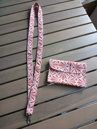 Conjunto cartera y cuelga móvil estampado