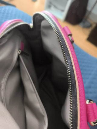 Bolso rosa fuerte con iniciales PG