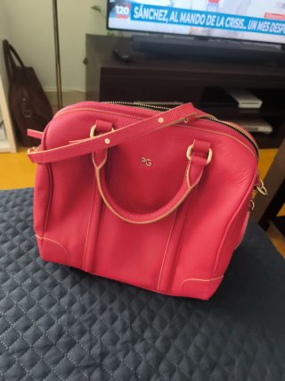 Bolso rosa fuerte con iniciales PG