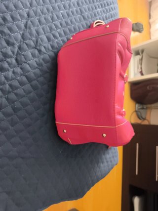 Bolso rosa fuerte con iniciales PG