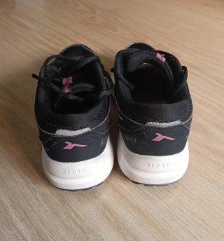 Zapatillas Tenth negras, con detalles rosas