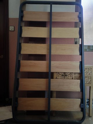 Somier con patas metálicas y lamas de madera