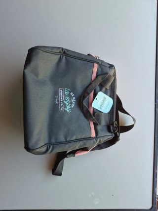 Bolso nevera gris con detalles rosas