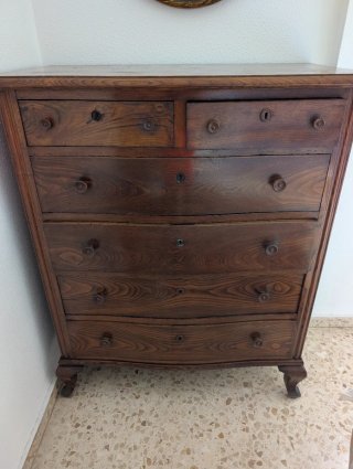 Cómoda clásica de madera con cajones