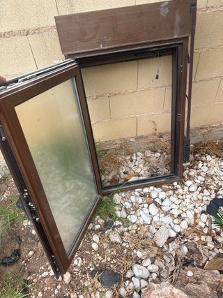 Ventana oscilobatiente con reja. 66cm x 92cm
