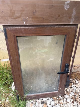 Ventana oscilobatiente con reja. 66cm x 92cm