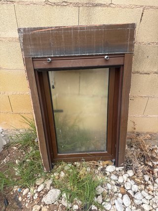 Ventana oscilobatiente con reja. 66cm x 92cm