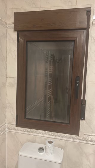 Ventana oscilobatiente con reja. 66cm x 92cm