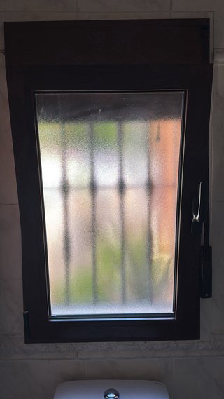 Ventana oscilobatiente con reja. 66cm x 92cm