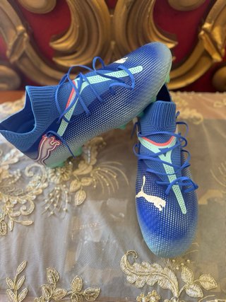 Botas de fútbol Puma azules y rosas