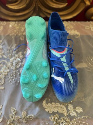 Botas de fútbol Puma azules y rosas