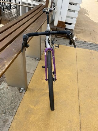 Bicicleta Gravel Gris y Morado