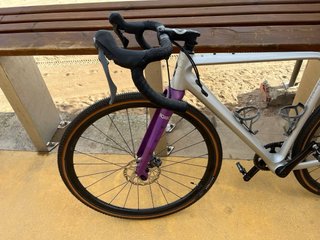 Bicicleta Gravel Gris y Morado