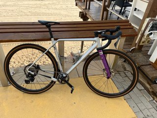 Bicicleta Gravel Gris y Morado