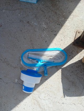 Accesorios Piscina Intex: Limpiafondos y Dosificad