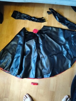 Capa polipiel negra con guantes
