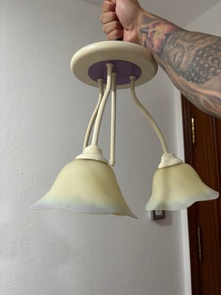 Lámpara colgante morada y blanca
