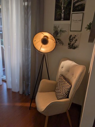 Lampada da terra treppiede nero e oro