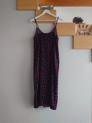 Vestido Negro con Estampado de Cerezas Rojas