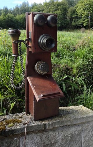 Teléfono antiguo de madera