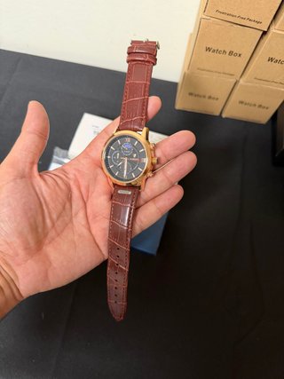Elegante Reloj Marrón y Dorado