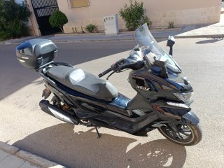 Daelim XQ125D Maxi Scooter Negra