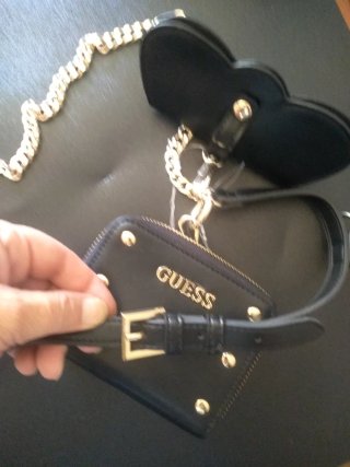 Cinturón Guess con monedero y llavero
