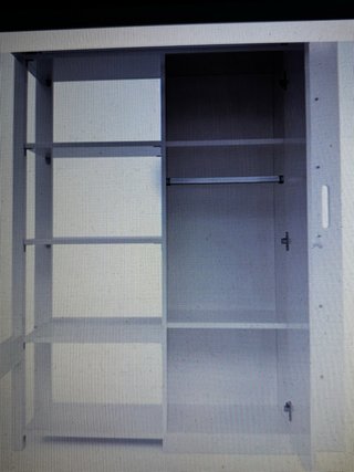 Cama alta con armario y estanterías
