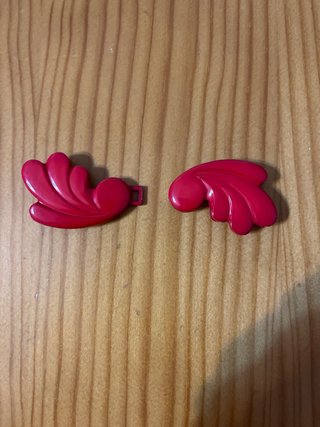 Broche rojo de plástico, para cinturón.