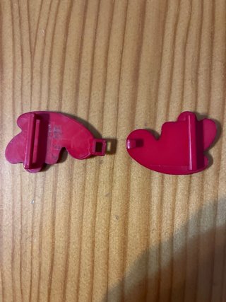 Broche rojo de plástico, para cinturón.