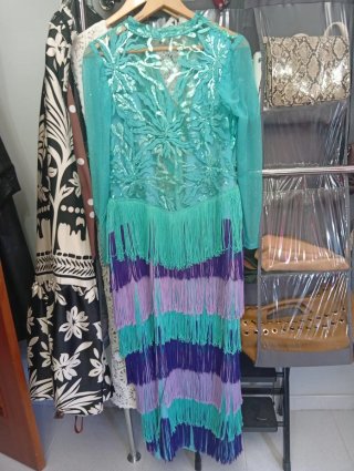 Vestido largo con flecos morado y turquesa