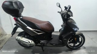 Kymco Agility 125cc con maleta y 2 cascos