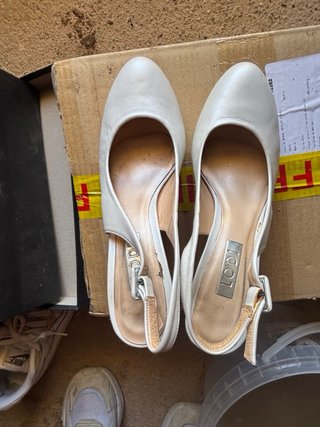 Zapatos de tacón blancos y dorados COMODISIMOS