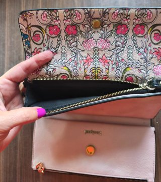 Cartera Desigual floral negra y rosa