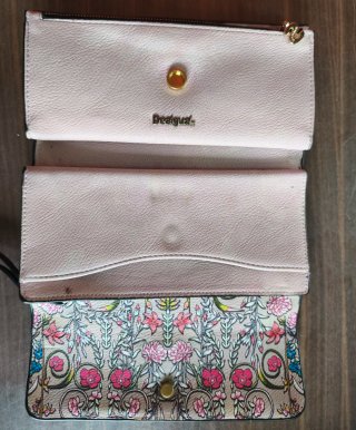 Cartera Desigual floral negra y rosa