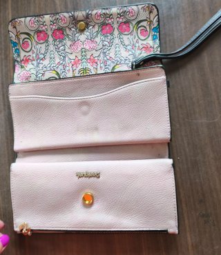 Cartera Desigual floral negra y rosa