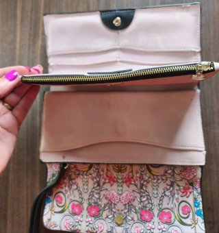 Cartera Desigual floral negra y rosa