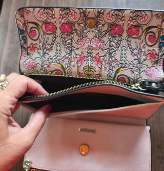 Cartera Desigual floral negra y rosa