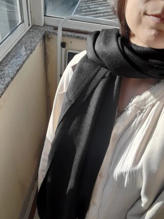 Pashmina negra hecha a mano.