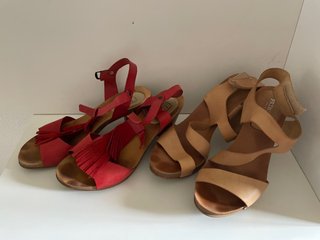 Sandalias rojas y beige