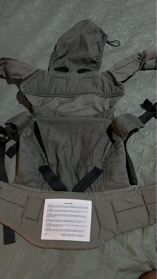 Mochila Porta Bebé Manduca verde.