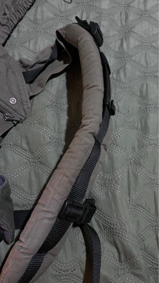 Mochila Porta Bebé Manduca verde.