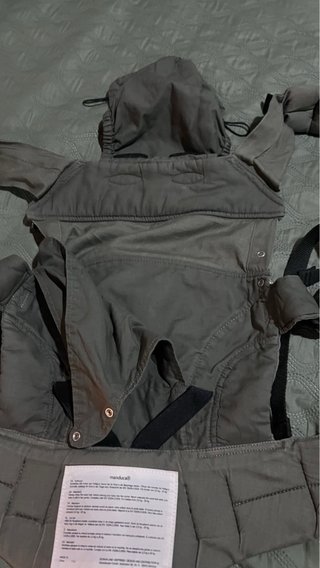 Mochila Porta Bebé Manduca verde.