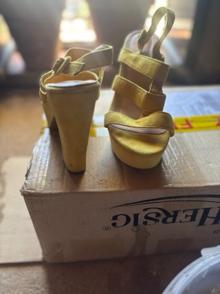 Zapatos de tacón amarillos