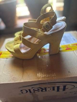 Zapatos de tacón amarillos