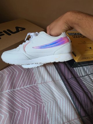 Zapatillas Fila Blancas y Rosas
