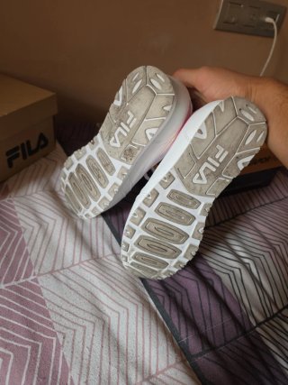 Zapatillas Fila Blancas y Rosas