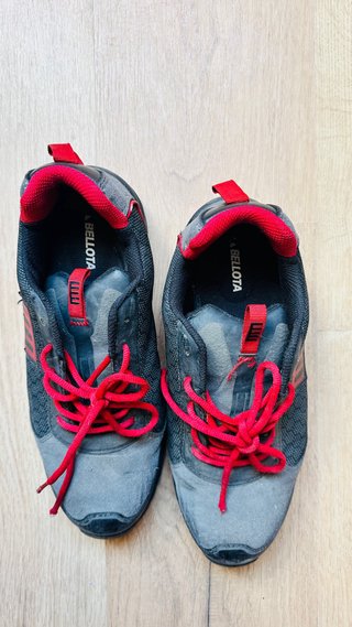 Zapatos de seguridad Bellota negros y rojos