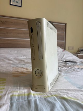 Xbox 360, con cables, 2 mandos, fundas y juegos