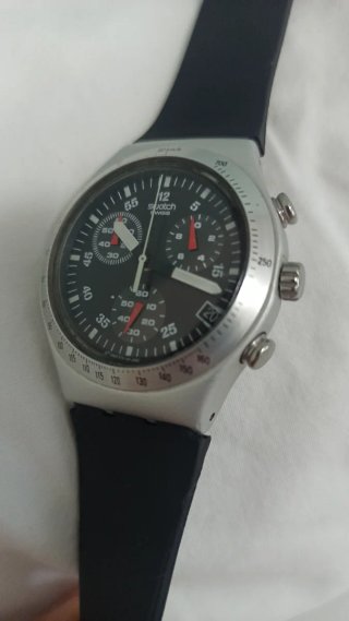 Reloj Swatch Cronógrafo Negro y Plateado